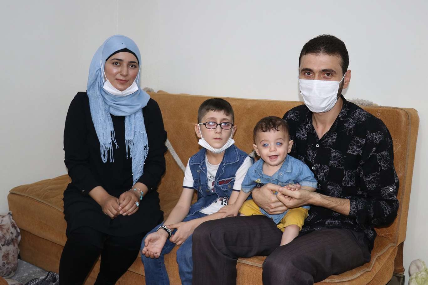 Suriyeli minik kardeşler gözlerine “ışık” olacak yardım eli bekliyor